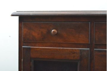中古　松本民芸家具　シックな色合いが和モダンな雰囲気を醸し出すサイドボード(戸棚、収納棚、サイドキャビネット)(R-059580)