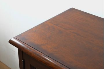 中古　松本民芸家具　シックな佇まいが和洋折衷の空間に取り入れやすいC-型サイドボード(リビングボード、サイドキャビネット)(定価約60万5千円)(R-059581)