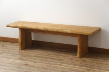 中古　どっしりとした佇まいが魅力!分厚い一枚板が使われたカバ材のベンチ(長椅子、板座)(R-059593)
