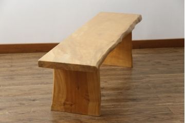 中古　どっしりとした佇まいが魅力!分厚い一枚板が使われたカバ材のベンチ(長椅子、板座)(R-059593)