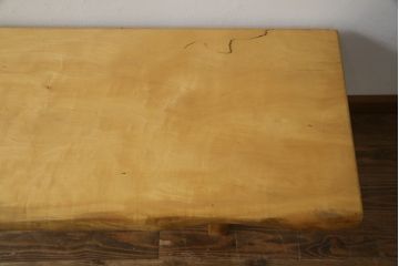 中古　どっしりとした佇まいが魅力!分厚い一枚板が使われたカバ材のベンチ(長椅子、板座)(R-059593)