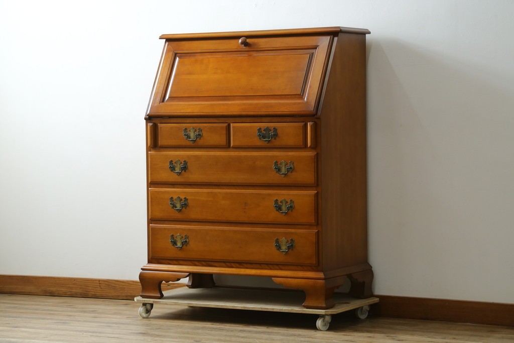 中古　横浜クラシック家具　ダニエル(Daniel)　アーリーアメリカン　気品漂うライティングビューロー　(R-059596)