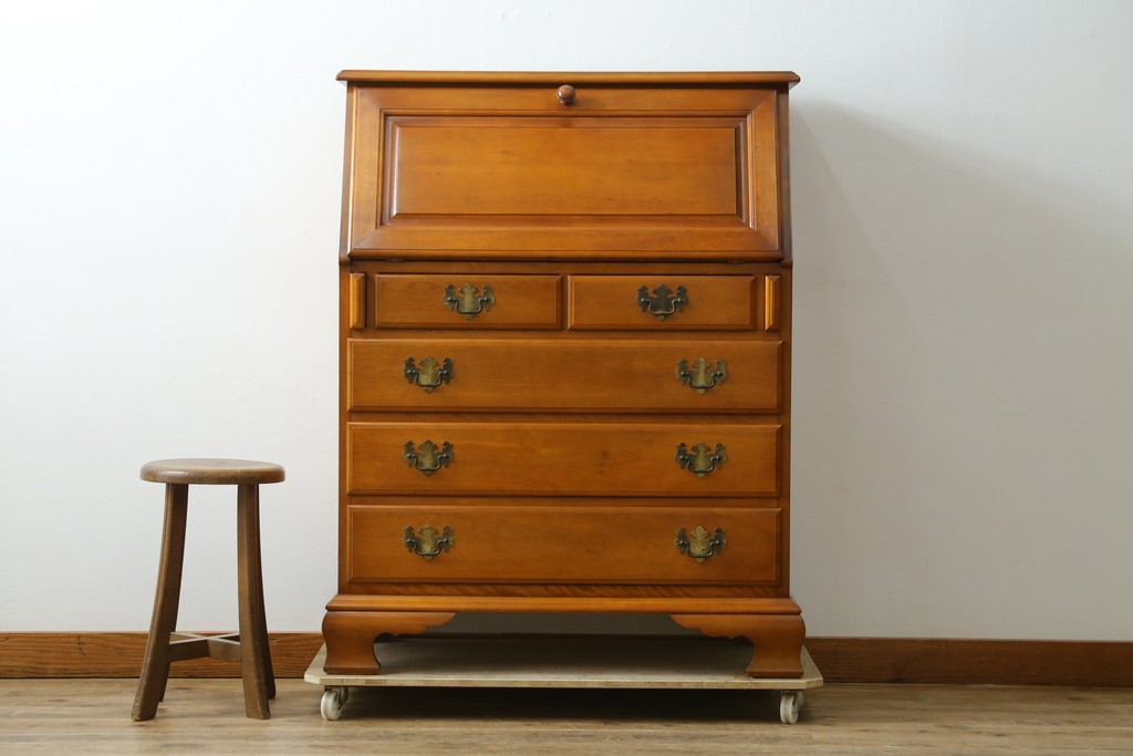 中古　横浜クラシック家具　ダニエル(Daniel)　アーリーアメリカン　気品漂うライティングビューロー　(R-059596)