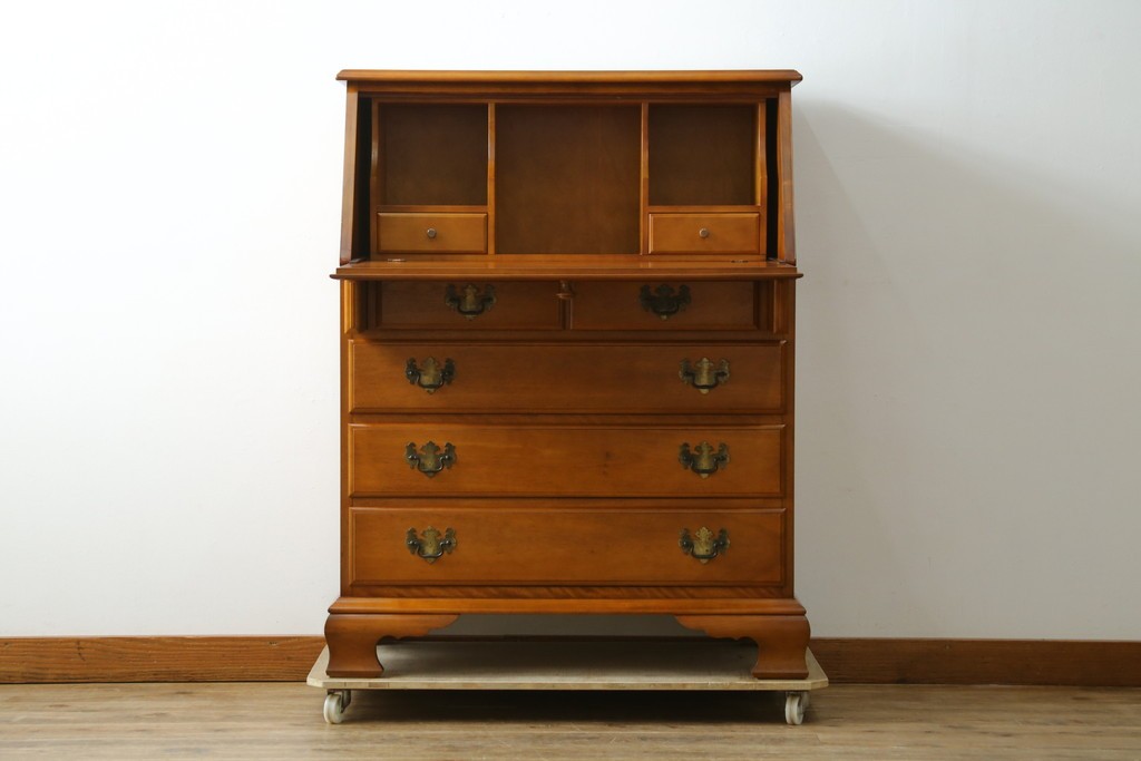中古　横浜クラシック家具　ダニエル(Daniel)　アーリーアメリカン　気品漂うライティングビューロー　(R-059596)