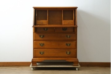 中古　横浜クラシック家具　ダニエル(Daniel)　アーリーアメリカン　気品漂うライティングビューロー　(R-059596)