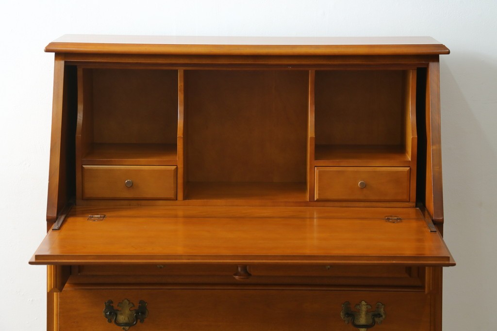 中古　横浜クラシック家具　ダニエル(Daniel)　アーリーアメリカン　気品漂うライティングビューロー　(R-059596)