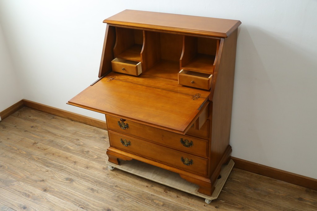 中古　横浜クラシック家具　ダニエル(Daniel)　アーリーアメリカン　気品漂うライティングビューロー　(R-059596)