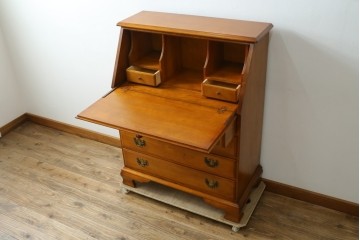 中古　横浜クラシック家具　ダニエル(Daniel)　アーリーアメリカン　気品漂うライティングビューロー　(R-059596)