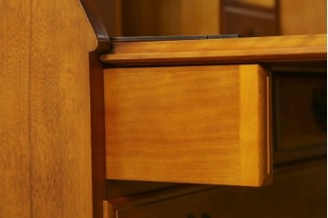 中古　横浜クラシック家具　ダニエル(Daniel)　アーリーアメリカン　気品漂うライティングビューロー　(R-059596)