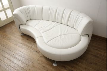 中古　美品　デセデ(de Sede)　DS-164　丸みを帯びたデザインが柔らかい雰囲気を醸し出す本革3人掛けソファ(レザー、カウチソファ、3P、三人掛け)(定価約300万円)(R-059599)