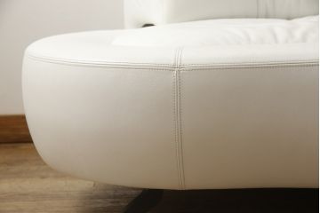 中古　美品　デセデ(de Sede)　DS-164　丸みを帯びたデザインが柔らかい雰囲気を醸し出す本革3人掛けソファ(レザー、カウチソファ、3P、三人掛け)(定価約300万円)(R-059599)