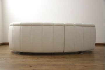 中古　美品　デセデ(de Sede)　DS-164　丸みを帯びたデザインが柔らかい雰囲気を醸し出す本革3人掛けソファ(レザー、カウチソファ、3P、三人掛け)(定価約300万円)(R-059599)