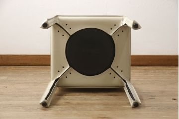 中古　Cassina(カッシーナ)　412　CAB(キャブ)　MARIO BELLINI(マリオベリーニ)　アイボリー　シンプルモダンな空間づくりに活躍するアームレスチェア(ダイニングチェア、椅子、イス)(定価約21万円)(R-059602)