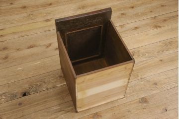 イギリスアンティーク　オーク材　花の彫刻が上品なサイドキャビネット(ゴミ箱、コンソールテーブル)(R-059606)