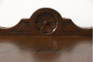 イギリスアンティーク　オーク材　花の彫刻が上品なサイドキャビネット(ゴミ箱、コンソールテーブル)(R-059606)