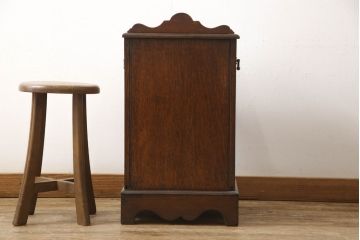 イギリスアンティーク　オーク材　花の彫刻が上品なサイドキャビネット(ゴミ箱、コンソールテーブル)(R-059606)