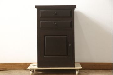 中古　美品　松本民芸家具　深みのある色合いが落ち着いた雰囲気を醸し出すサイドキャビネット(サイドチェスト、電話台、サイドテーブル)(R-059607)