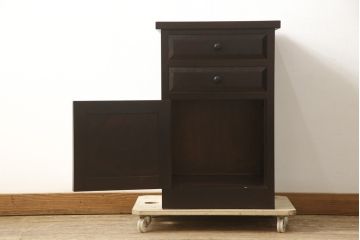 中古　美品　松本民芸家具　深みのある色合いが落ち着いた雰囲気を醸し出すサイドキャビネット(サイドチェスト、電話台、サイドテーブル)(R-059607)