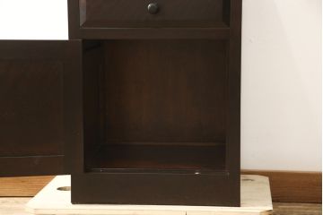 中古　美品　松本民芸家具　深みのある色合いが落ち着いた雰囲気を醸し出すサイドキャビネット(サイドチェスト、電話台、サイドテーブル)(R-059607)