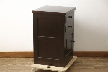 中古　美品　松本民芸家具　深みのある色合いが落ち着いた雰囲気を醸し出すサイドキャビネット(サイドチェスト、電話台、サイドテーブル)(R-059607)