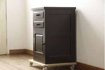 中古　美品　松本民芸家具　深みのある色合いが落ち着いた雰囲気を醸し出すサイドキャビネット(サイドチェスト、電話台、サイドテーブル)(R-059607)