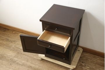 中古　美品　松本民芸家具　深みのある色合いが落ち着いた雰囲気を醸し出すサイドキャビネット(サイドチェスト、電話台、サイドテーブル)(R-059607)