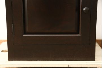 中古　美品　松本民芸家具　深みのある色合いが落ち着いた雰囲気を醸し出すサイドキャビネット(サイドチェスト、電話台、サイドテーブル)(R-059607)