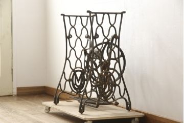 和製アンティーク　THE CHERRY SEWING MACHINE MFG.CO.　天板を付けて仕上げます!カフェ風インテリア好きさんにおすすめのミシンの鉄脚(ミシンテーブル、ミシン台、ミシン脚)(R-059612)