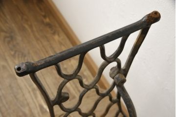 和製アンティーク　THE CHERRY SEWING MACHINE MFG.CO.　天板を付けて仕上げます!カフェ風インテリア好きさんにおすすめのミシンの鉄脚(ミシンテーブル、ミシン台、ミシン脚)(R-059612)
