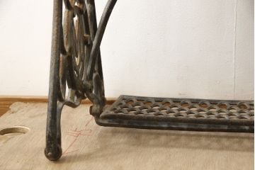 和製アンティーク　THE CHERRY SEWING MACHINE MFG.CO.　天板を付けて仕上げます!カフェ風インテリア好きさんにおすすめのミシンの鉄脚(ミシンテーブル、ミシン台、ミシン脚)(R-059612)