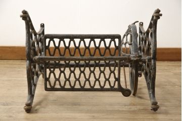 和製アンティーク　THE CHERRY SEWING MACHINE MFG.CO.　天板を付けて仕上げます!カフェ風インテリア好きさんにおすすめのミシンの鉄脚(ミシンテーブル、ミシン台、ミシン脚)(R-059612)