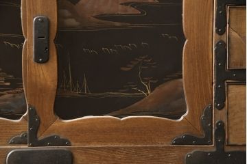 和製アンティーク　激レアデザイン　高級品!　前面桑材・中桐材　蒔絵入り　和モダンな帳場箪笥(和箪笥、時代箪笥、収納たんす、整理タンス)(R-059617)