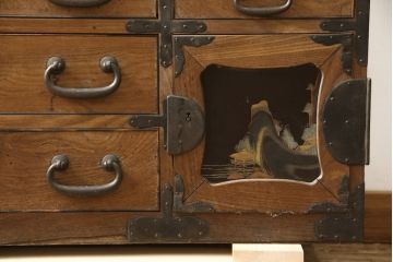 和製アンティーク　激レアデザイン　高級品!　前面桑材・中桐材　蒔絵入り　和モダンな帳場箪笥(和箪笥、時代箪笥、収納たんす、整理タンス)(R-059617)