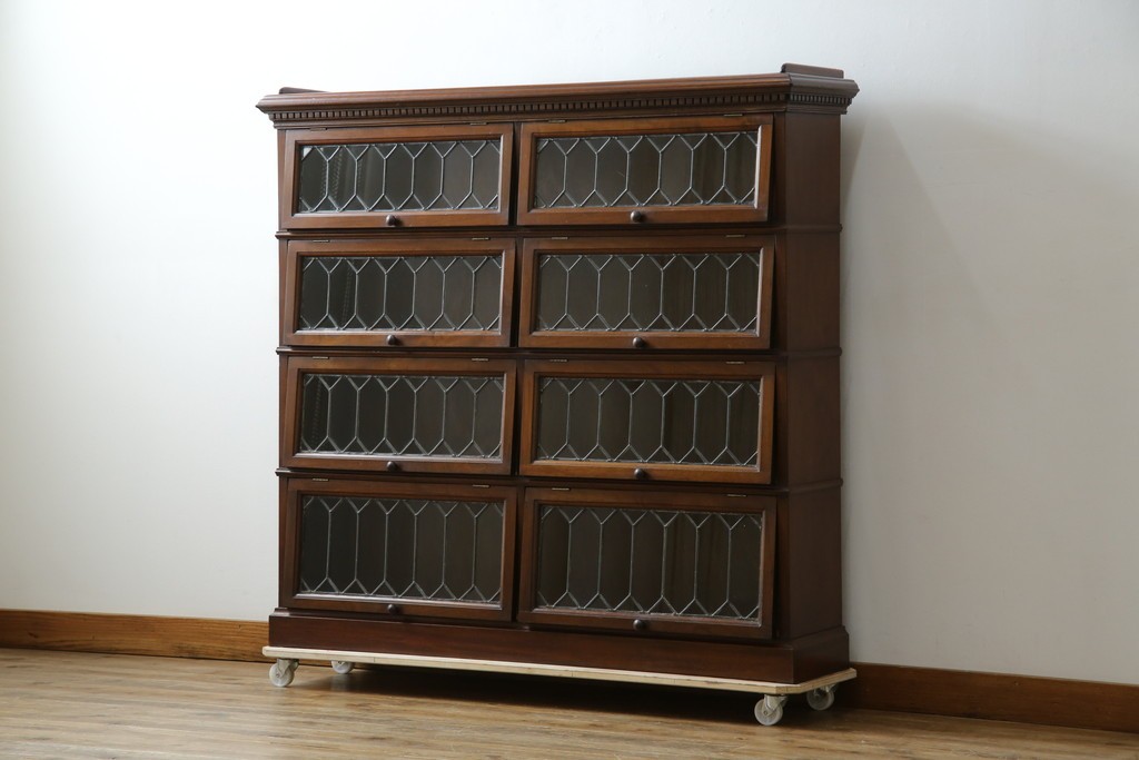 イギリスアンティーク　マホガニー材　ステンドグラスがクラシカルな雰囲気を高めるブックケース　(R-059618)