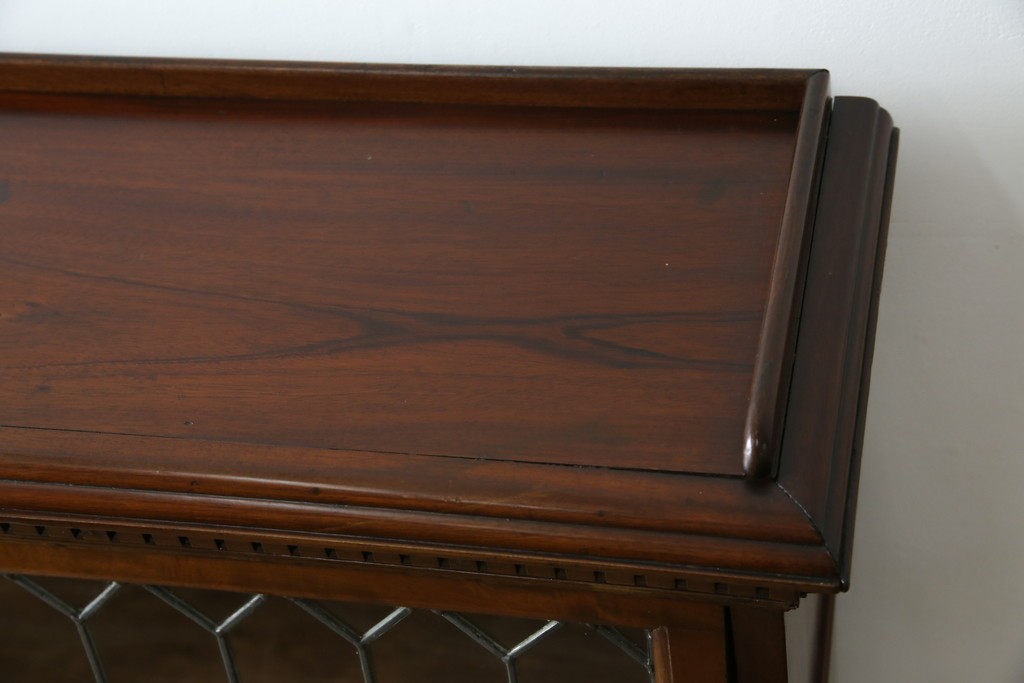 イギリスアンティーク　マホガニー材　ステンドグラスがクラシカルな雰囲気を高めるブックケース　(R-059618)