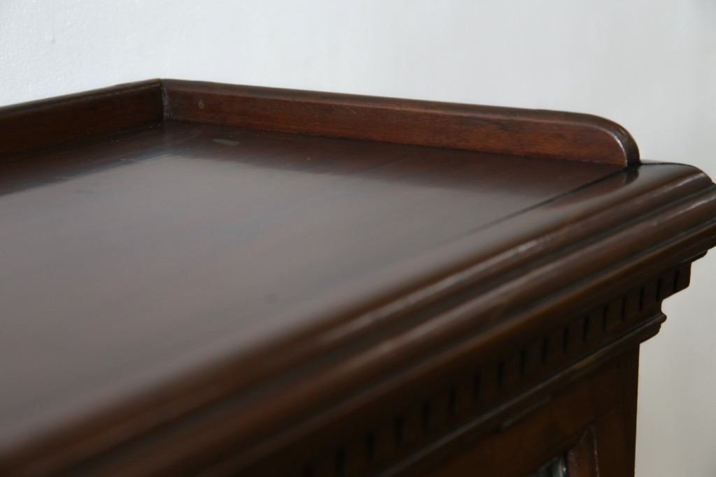 イギリスアンティーク　マホガニー材　ステンドグラスがクラシカルな雰囲気を高めるブックケース　(R-059618)