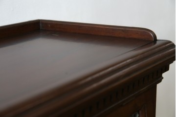 イギリスアンティーク　マホガニー材　ステンドグラスがクラシカルな雰囲気を高めるブックケース　(R-059618)