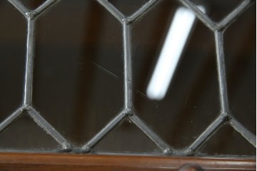 イギリスアンティーク　マホガニー材　ステンドグラスがクラシカルな雰囲気を高めるブックケース　(R-059618)