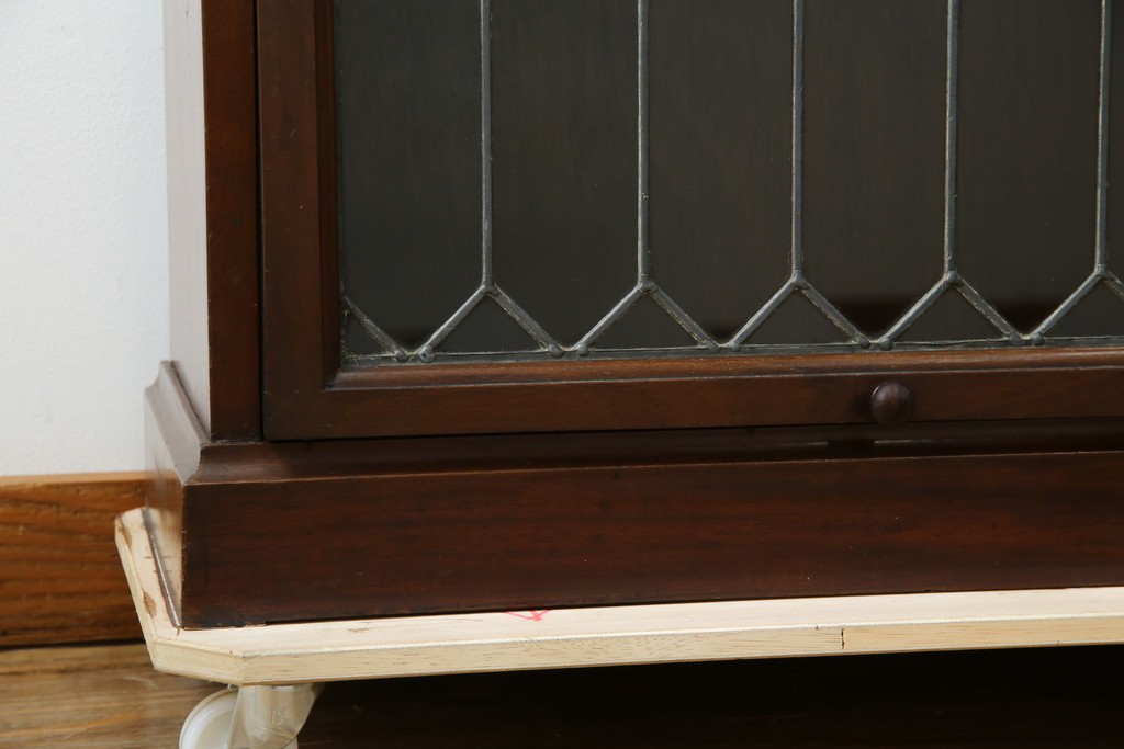 イギリスアンティーク　マホガニー材　ステンドグラスがクラシカルな雰囲気を高めるブックケース　(R-059618)