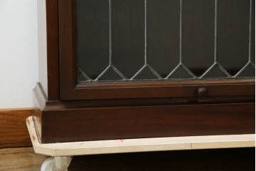 イギリスアンティーク　マホガニー材　ステンドグラスがクラシカルな雰囲気を高めるブックケース　(R-059618)