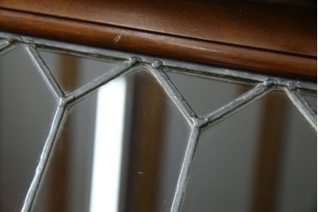 イギリスアンティーク　マホガニー材　ステンドグラスがクラシカルな雰囲気を高めるブックケース　(R-059618)