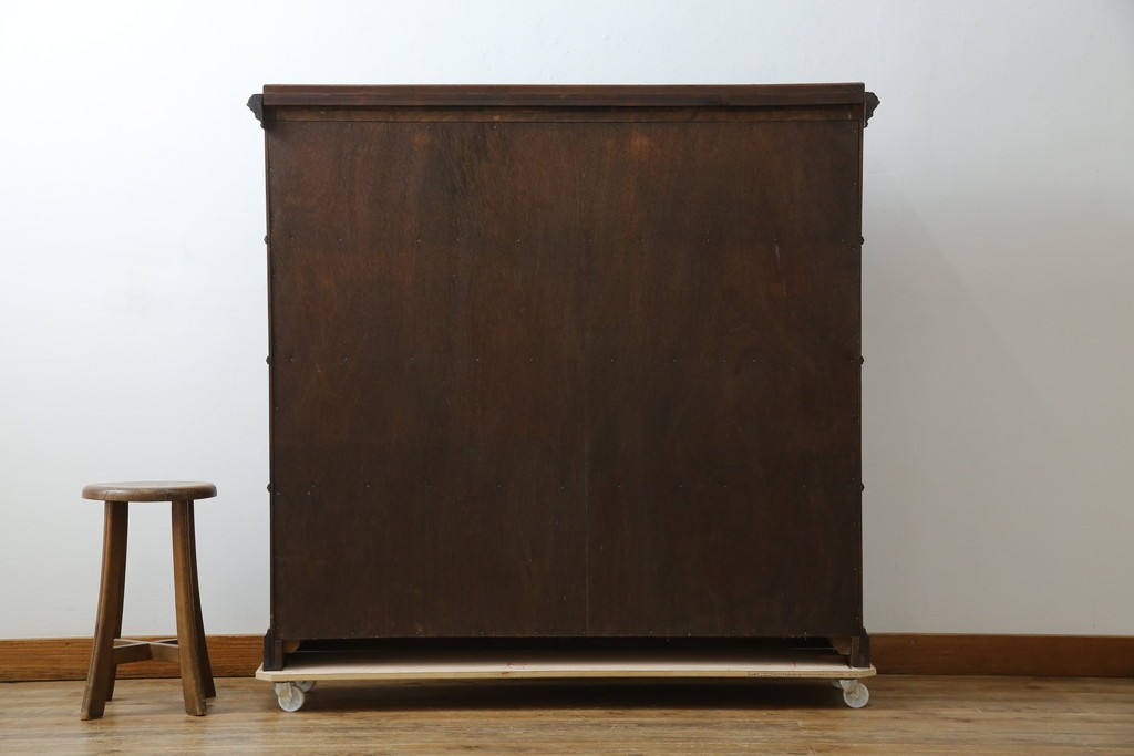 イギリスアンティーク　マホガニー材　ステンドグラスがクラシカルな雰囲気を高めるブックケース　(R-059618)