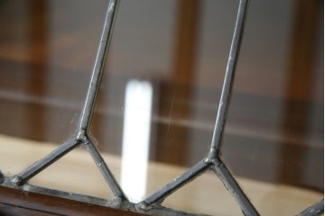 イギリスアンティーク　マホガニー材　ステンドグラスがクラシカルな雰囲気を高めるブックケース　(R-059618)