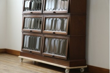 イギリスアンティーク　マホガニー材　ステンドグラスがクラシカルな雰囲気を高めるブックケース　(R-059618)