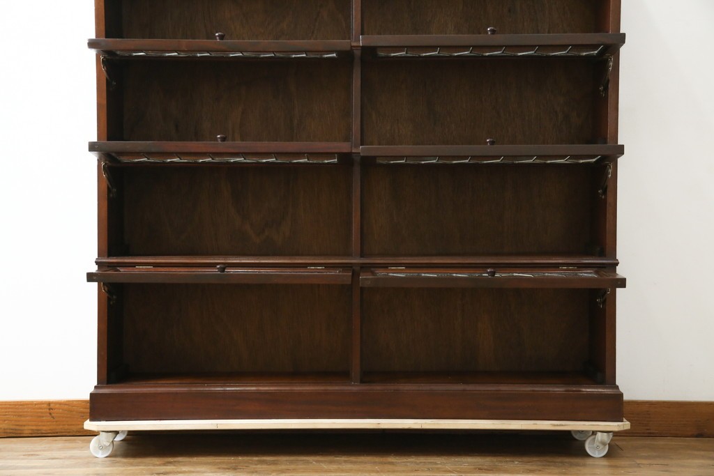 イギリスアンティーク　マホガニー材　ステンドグラスがクラシカルな雰囲気を高めるブックケース　(R-059618)