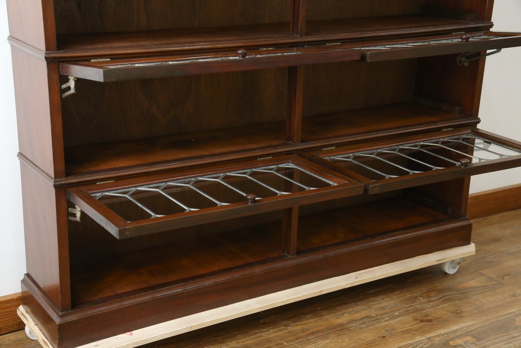 イギリスアンティーク　マホガニー材　ステンドグラスがクラシカルな雰囲気を高めるブックケース　(R-059618)