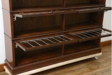 イギリスアンティーク　マホガニー材　ステンドグラスがクラシカルな雰囲気を高めるブックケース　(R-059618)