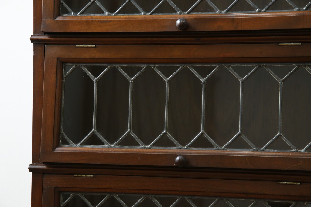 イギリスアンティーク　マホガニー材　ステンドグラスがクラシカルな雰囲気を高めるブックケース　(R-059618)