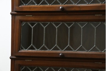 イギリスアンティーク　マホガニー材　ステンドグラスがクラシカルな雰囲気を高めるブックケース　(R-059618)