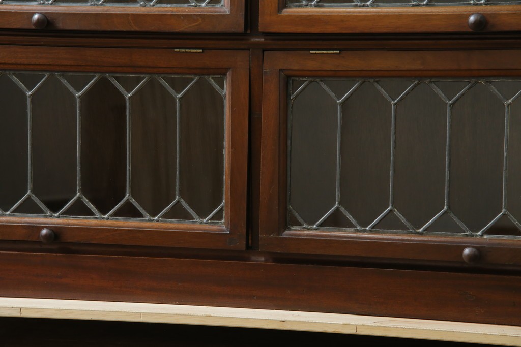 イギリスアンティーク　マホガニー材　ステンドグラスがクラシカルな雰囲気を高めるブックケース　(R-059618)